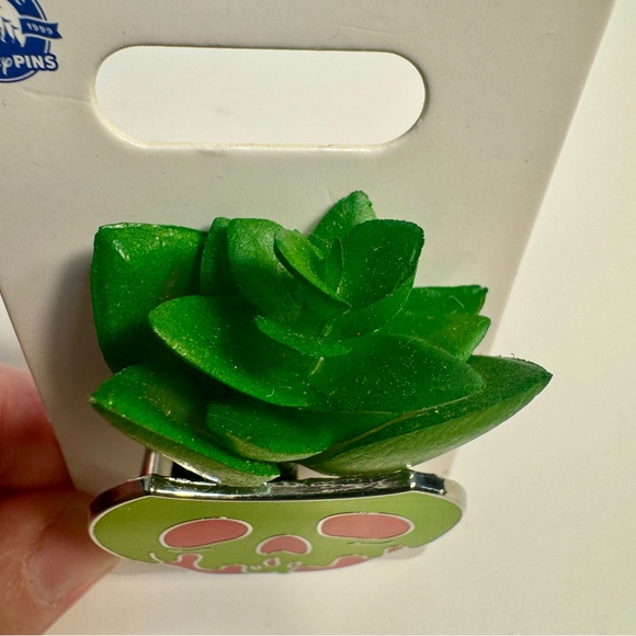NWT. Disney Pin. 2024 Disney Terrarium Succulent Planter Evil queen apple pin - Picture 3 of 8